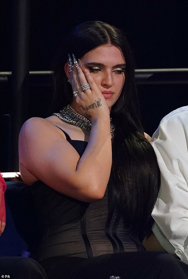 Dégonflé : La Britannique Mae Muller a semblé abattue à la lecture des résultats de sa prestation. Elle a terminé la soirée avec seulement 24 points, alors qu'elle figurait parmi les dix premières favorites.