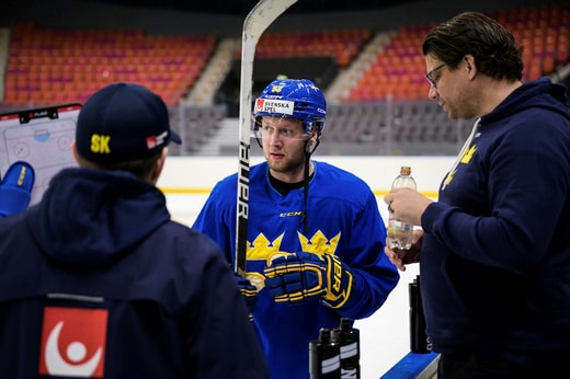 Le directeur général adjoint de la Tre Kronor en conversation avec Alexander Nylander, l'un des joueurs de NHL de l'équipe suédoise de la Coupe du monde.