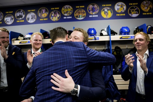 Lucas Raymond et Jesper Wallstedt se serrent dans les bras après une victoire en Coupe du monde. Il y a trois ans, ils ont remporté l'or à la Coupe du monde des moins de 18 ans. Aujourd'hui, ils ont franchi l'étape de la Tre Kronor.