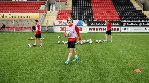 Lorsque Brommapojkarna s'est entraîné mardi, c'était en tant qu'équipe la plus performante de Stockholm. Sur la photo, de gauche à droite : Kevin Ackermann, Oscar Pettersson et Tim Waker.