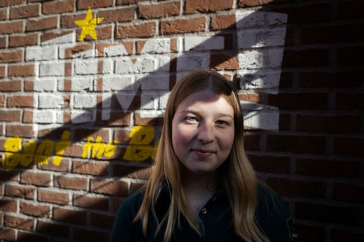 Isabelle Stenholm, 19 ans, a étudié la photographie au lycée mais aimerait travailler dans l'église à l'avenir.