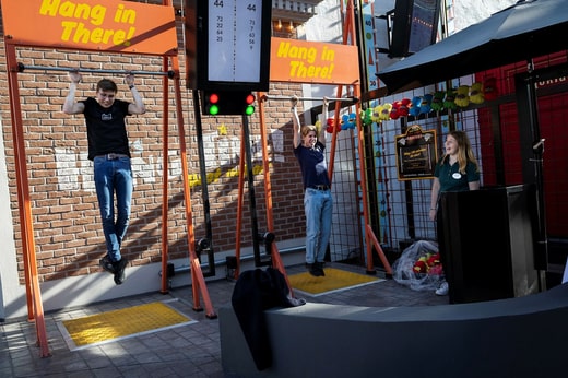 Hugo Allenius Oliver Juhnestam participe au concours de la perche la plus longue, sous les encouragements d'Isabelle Stenholm.