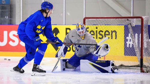 Les deux plus jeunes joueurs de la Tre Kronor, l'attaquant Leo Carlsson, 18 ans, et le gardien Jesper Wallstedt, 20 ans, en duel à l'entraînement.