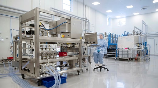 Zofia Andersson est assise dans l'usine de purification des protéines de Northx Biologics, qui a produit l'année dernière 280 kg de protéines pures, utilisées pour les médicaments et les vaccins.