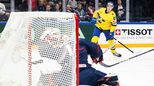 Leo Carlsson, 18 ans, a marqué le premier but du match en donnant à la Tre Kronor une avance de 1-0 dans un match à cinq contre trois.