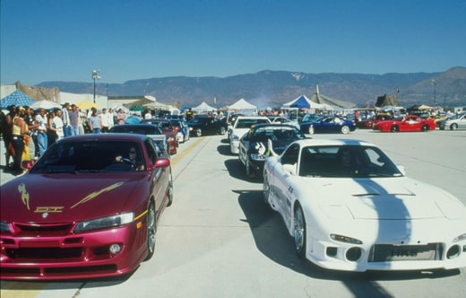 Prête pour la course dans Fast and Furious de 2001. À gauche, une Nissan 240 SX de 1997 et à droite, une Mazda RX-7 de 1995.