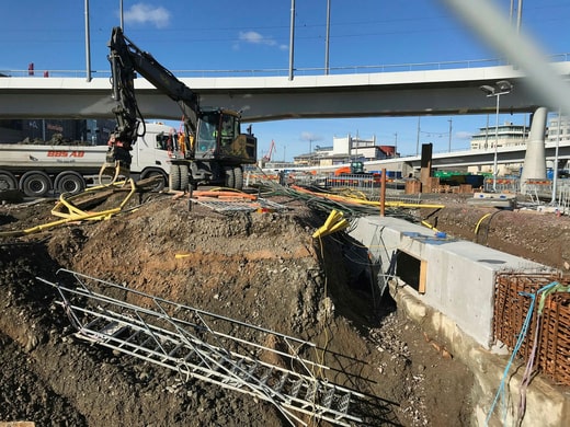 Les travaux de la station Centralen du West Link sont en cours sous la nouvelle route d'accès Hisingsbron, à côté de Nordstan.