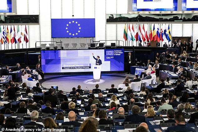 Photo : Le président français Emmanuel Macron fait un geste alors qu'il s'exprime lors d'une conférence de presse à la Conférence sur l'avenir de l'Europe (photo d'archive).