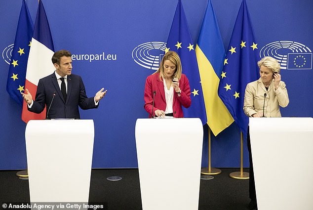Sur la photo : Le président français Emmanuel Macron (G), la présidente du Parlement européen Roberta Metsola (C) et la présidente de la Commission européenne Ursula von der Leyen (D) tiennent une conférence de presse commune (photo d'archives).