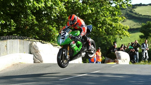 Ryan Farqhar dans un saut au-dessus du pont Ballaugh sur la piste de six miles.