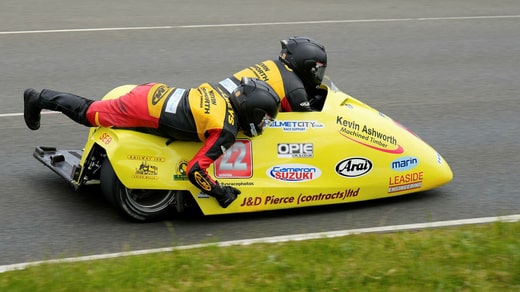 Gordon Shand et Frank Claeys lors d'une manœuvre de casse pendant le TT de l'île de Man l'année dernière.