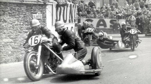Près de la courbe du TT de l'île de Man en 1954.