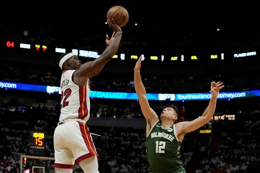 Jimmy Butler de Miami (à gauche) marque trois de ses 56 points contre Grayson Allen de Milwaukee (à droite) lors du quatrième match des séries éliminatoires entre les deux équipes. Miami a surmonté un déficit de 15 points pour finalement remporter le match et la série.