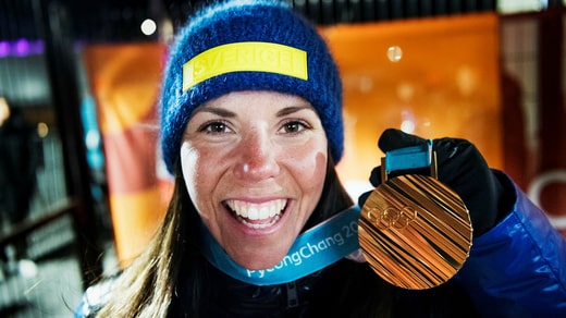 Charlotte Kalla avec la médaille d'or olympique en skiathlon qu'elle a remportée à Pyeongchang 2018.