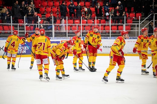 Joueurs du Kalmar HC après un match contre Nybro 2021. L'accord avec le sponsor Kambua avait alors été rompu.