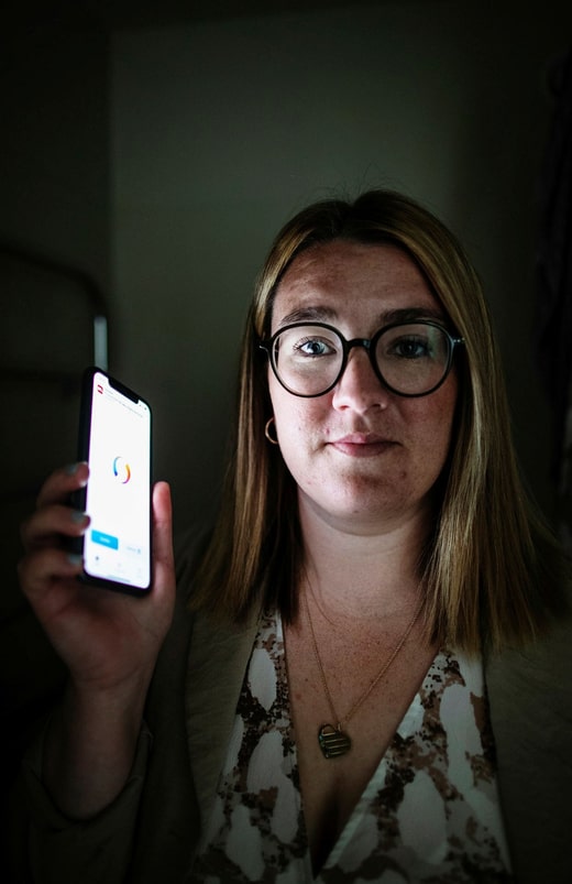 Dans le groupe de Julia Carlsson, les membres peuvent demander des prêts pour tout ce qu'ils veulent, y compris des cigarettes.