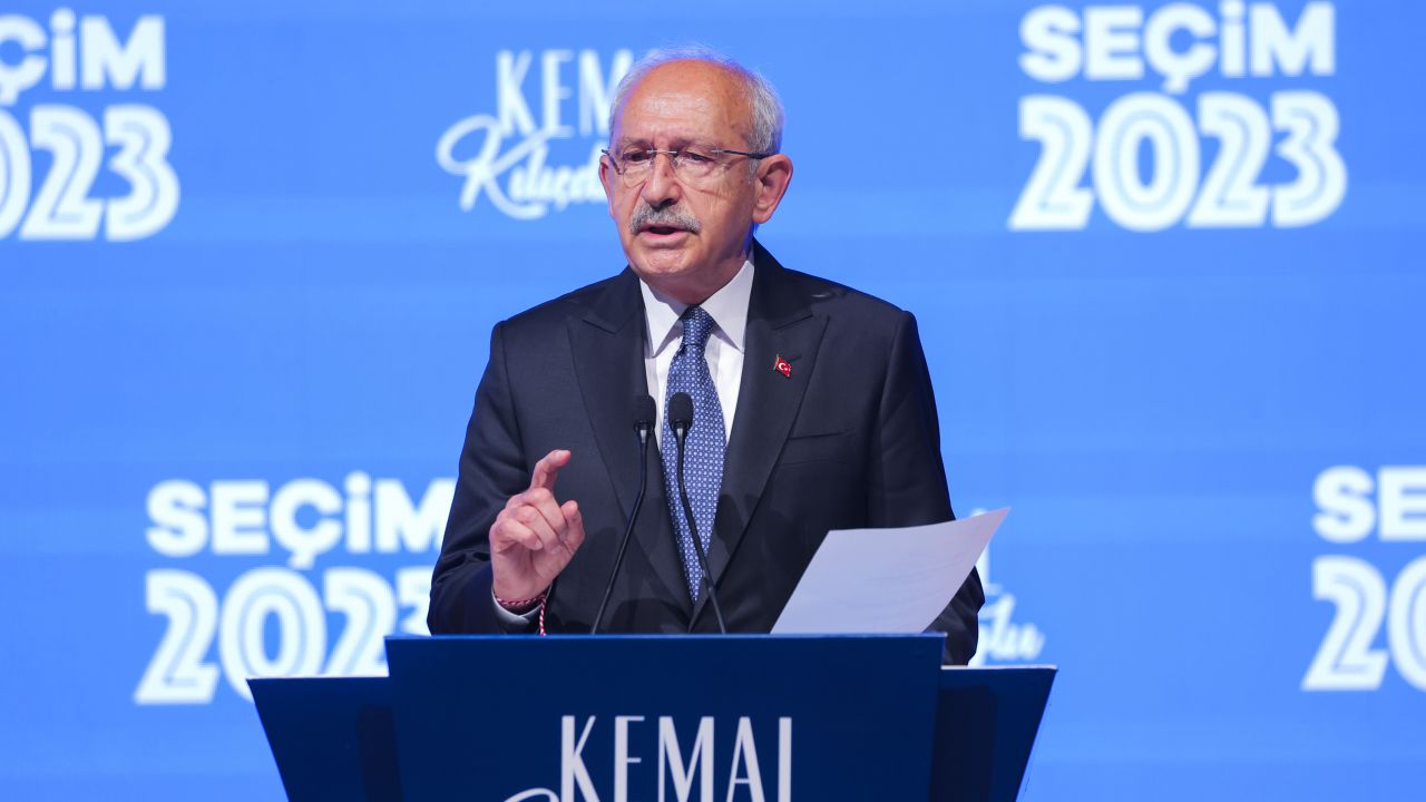 Kemal Kilicdaroglu, 74 ans, leader du Parti républicain du peuple (CHP) de centre-gauche, pro-laïque, s'exprime au siège du parti à Ankara, Turquie, le dimanche 14 mai 2023. 