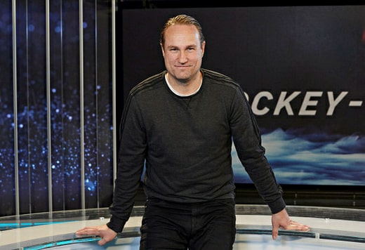 Chris Härenstam aurait pu gérer Danemark-Allemagne tout seul et personne n'aurait protesté, écrit Johan Croneman, qui se demande également quand les experts du football cesseront de croire que le football est de la physique quantique.