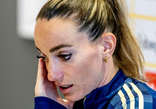Kosovare Asllani a eu besoin de s'éloigner et de se ressaisir pour pouvoir répondre aux questions sur sa blessure lors du rassemblement de l'équipe nationale en avril à Göteborg.