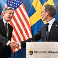 Le secrétaire d'État américain Antony Blinken et le Premier ministre suédois Ulf Kristersson avant une conférence de presse conjointe à Lulea, Suède, mardi. | TT NEWS AGENCY / VIA AFP-JIJI