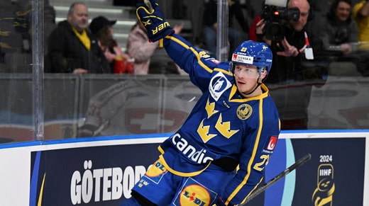 Lucas Raymond a célébré son but à deux reprises et a été nommé joueur du match lors de la victoire 3-0 de la Suède sur la Suisse au Scandinavium.