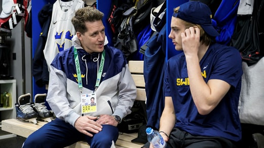 Leo Carlsson est un adolescent curieux qui écoute et apprend. Il s'entretient ici avec l'entraîneur de l'équipe nationale, Sam Hallam.