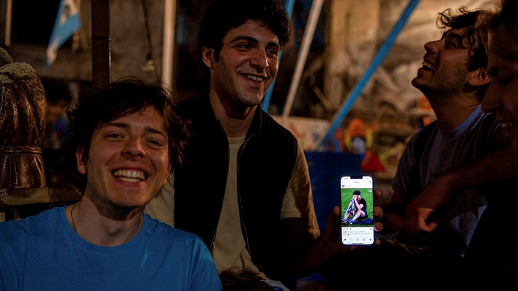 Luca De Gennaro, Giovanni Peluso et leurs amis chantent 