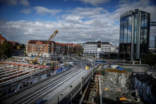 Une photo de l'automne dernier : ici, les travaux de dynamitage et de creusement de ce qui deviendra la gare de Korsvägen battent leur plein. Sur la droite de la photo se trouve l'hôtel Gothia.
