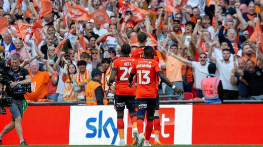 Jordan Clark célèbre le but 1-0 avec les supporters de Luton.