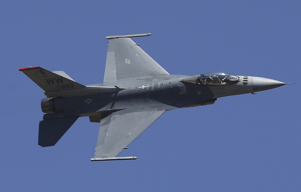 Une photo d'archive montre un avion de combat américain F-16 effectuant des manœuvres acrobatiques le dernier jour d'Aero India 2019 à la base aérienne de Yelahanka à Bangalore, en Inde, le 24 février 2019. /CFP