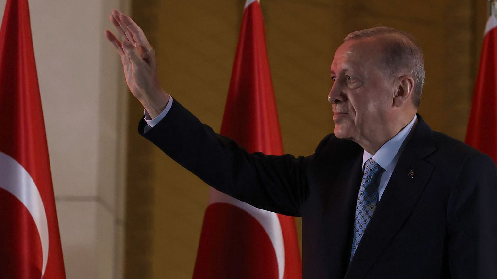 Le président turc Tayyip Erdogan s'adresse à ses partisans après sa victoire au second tour de l'élection présidentielle au palais présidentiel d'Ankara, le 29 mai 2023. /CFP 