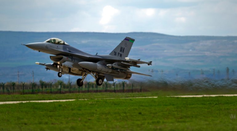DOSSIER - Sur cette photo d'archive du jeudi 10 avril 2014, un avion de chasse américain F16 décolle d'une base aérienne à Campia Turzii, en Roumanie. Le gouvernement slovaque a approuvé mercredi 11 juillet 2018 le projet du ministère de la Défense d'acheter 14 avions de combat F-16 aux États-Unis. Les avions de combat sont destinés à remplacer les MiG-29 obsolètes de fabrication soviétique que les forces aériennes slovaques ont utilisés. (AP Photo/Vadim Ghirda, file)