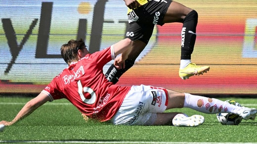 Le tacle glissé d'Oscar Wallin du Degerfors IF avec des chaussettes trouées.