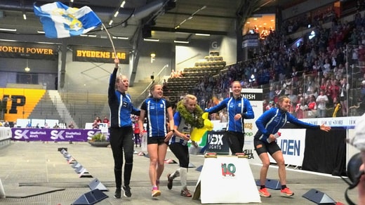 L'équipe victorieuse de l'IFK Göteborg dans le championnat féminin Tiomila s'apprête à franchir la ligne d'arrivée au Kraft Arena de Skellefteå. Dans la dernière ligne droite, Sara Hagström avec la couronne de laurier.