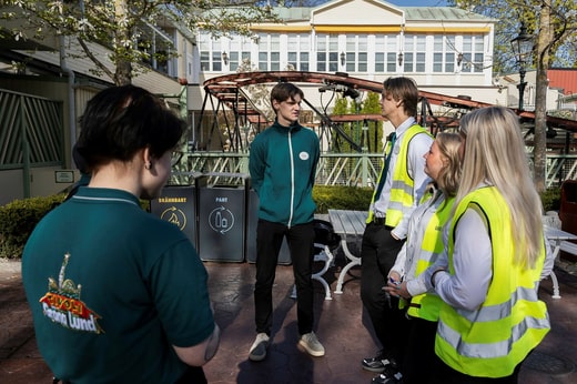 Alfred Persson, son collègue Miles Havsstjärna et les trois chefs d'équipe Johan Hultgren, Line Hedin et Tuva Ivarsson discutent de la session de la soirée.