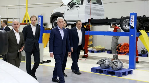 L'industrie automobile russe a été durement touchée par la guerre. Le fondateur d'une société russe qui produit des voitures électriques, Ilya Rashkin, est ici en compagnie, entre autres, du ministre russe de l'industrie et du commerce, Denis Manturov.