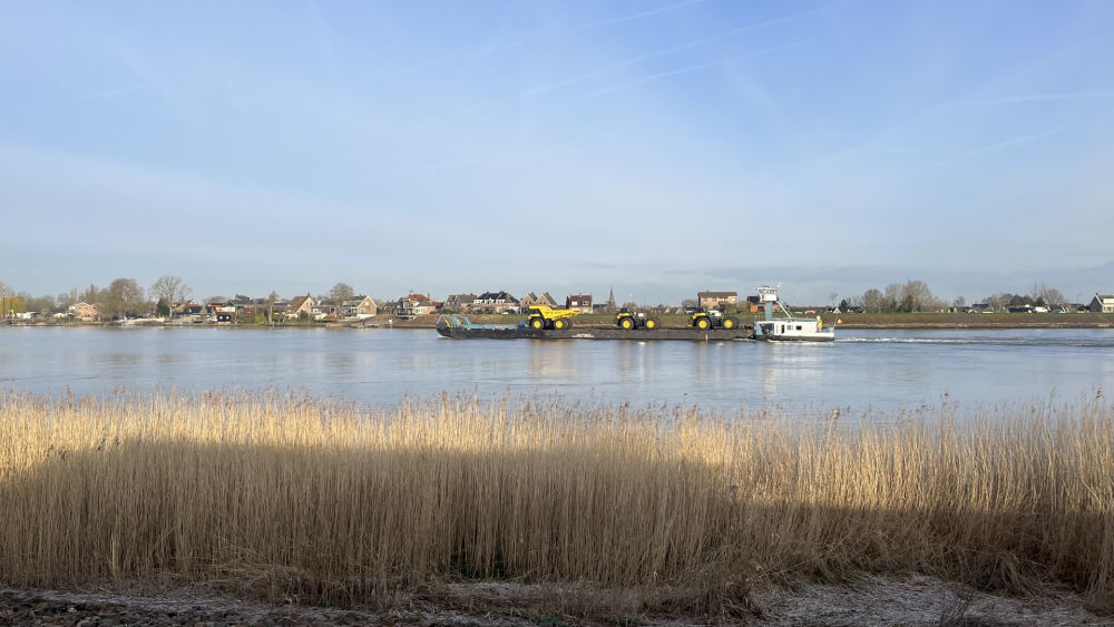 Van der Vlist se tourne vers RoRo pour la livraison de machines Komatsu en Suède Van der Vlist fait appel à RoRo pour la livraison de machines Komatsu en Suède