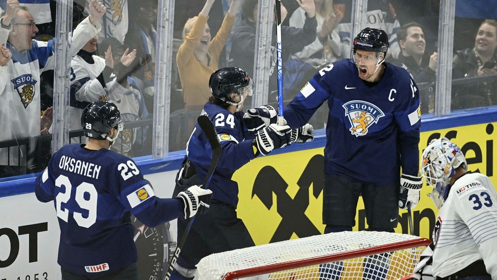 Marko Anttila (Finlande) célèbre son but lors du match contre la France.