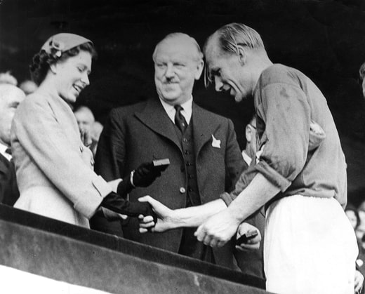 La Reine Elizabeth II remet la médaille à Bernhard Trautmann après la victoire en FA Cup.