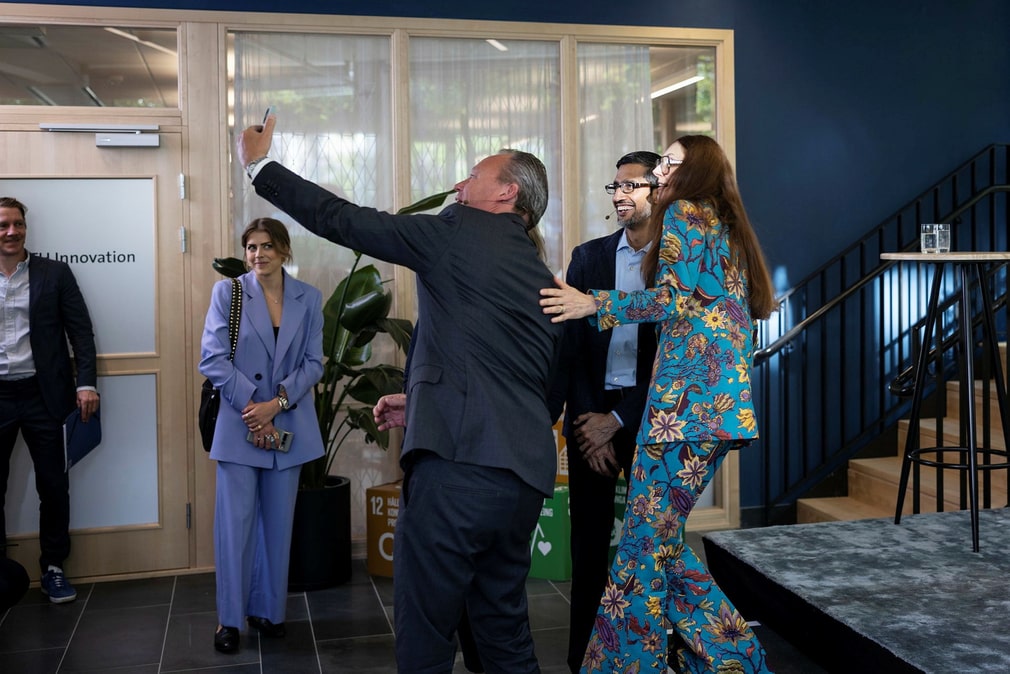 Prenez aussi des cours de philosophie, recommande Sundar Pichai aux étudiants suédois en technologie. Le professeur de robotique Danica Kragic Jensfelt, à droite, et le recteur de la KTH Mikael Lindström prennent un selfie.