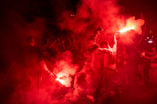 La pyrotechnie est un élément courant dans les tribunes que les ultras utilisent pour faire monter l'ambiance. Elle est également interdite dans la plupart des cas.