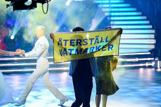 Des activistes portant le message