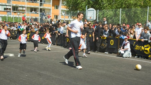 Zlatan Ibrahimovic a visité le quartier de son enfance à Rosengård lors d'un tournoi de jeunes en 2006. Photo d'archive.
