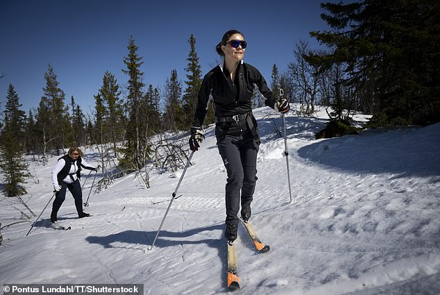 La princesse héritière Victoria fait du ski de fond dans le parc national de Sonfjället en avril.