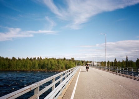 Traversée à vélo de la rivière Muonio en Finlande