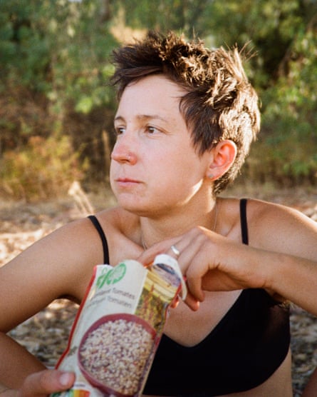 Anna mangeant pendant une pause