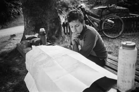 Anna étudie l'itinéraire avec la carte