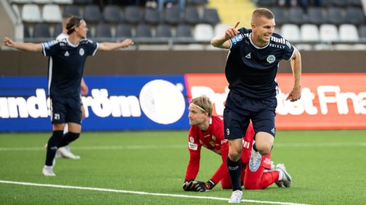 Lucas Hedlund de l'Utsiktens célèbre son but 2-1 lors du match contre Örebro le 31 mai. Il a joué dix matches et marqué sept buts en Superettan cette année.