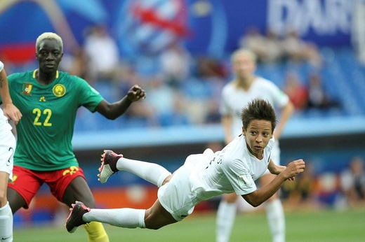 La Néo-Zélandaise Sarah Gregorius - dans les airs - lors de la Coupe du monde 2019. Aujourd'hui, l'ancienne joueuse se bat pour l'égalité des droits dans le football féminin par l'intermédiaire du syndicat international des joueuses, la Fifpro.