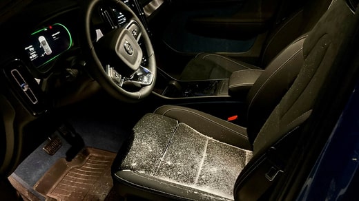 Après une chute de neige à Umeå. Voilà ce qui se passe lorsque vous ouvrez la porte avec précaution. Qu'est-ce qui n'allait pas avec les anciens larmiers robustes ?